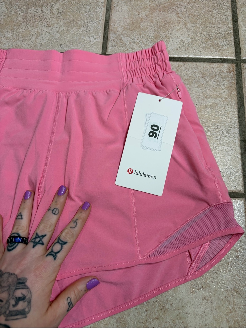NWT Lululemon Hotty Hot High-Rise Short 4” Lined (Candy Cloud) Size 4 - Picture 4 of 9
